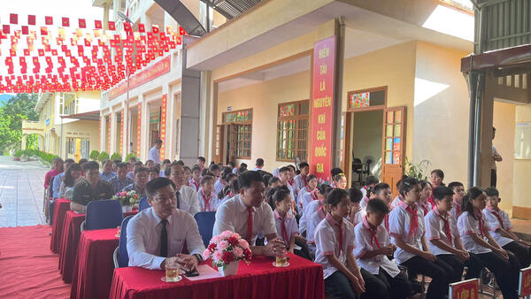 Lãnh đạo xã tham dự lễ khai giảng năm học mới tại các trường học trên địa bàn