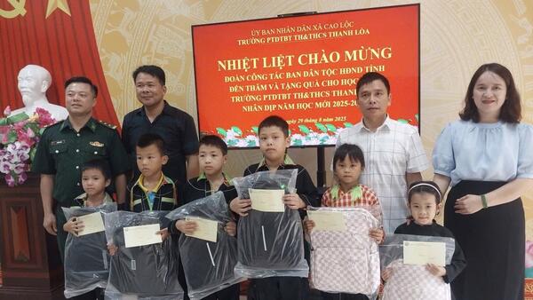 Đoàn công tác Ban Dân tộc HĐND tỉnh Lạng Sơn thăm và tặng quà cho các học sinh có hoàn cảnh khó khăn đạt nhiều thành tích trong học tập tại các trường học nhân dịp năm học mới 2025-2026