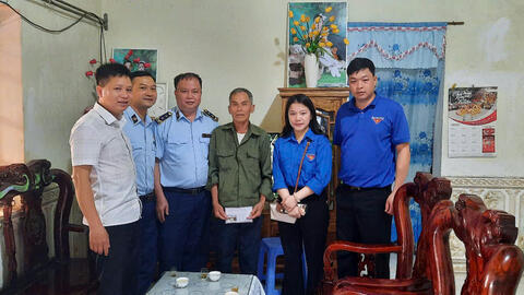 Chi Đoàn thanh niên và hội Cựu chiến binh Sở Công Thương đến thăm hỏi và tặng quà Người có công và thân nhân liệt sĩ trên địa bàn xã Cao Lộc