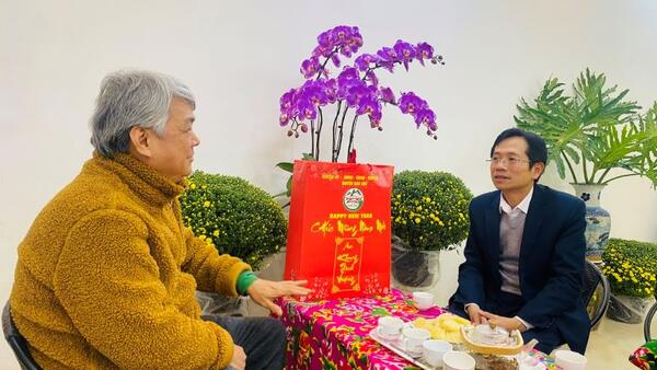 Đồng chí Nguyễn Duy Anh, Chủ tịch UBND huyện thăm, tặng quà tết nguyên đán năm 2024