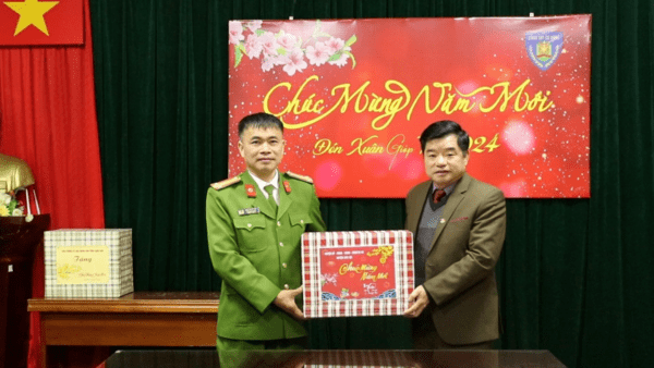 Đồng chí Bí thư Huyện ủy Lê Trí Thức thăm, tặng quà tết nguyên đán Giáp Thìn 2024