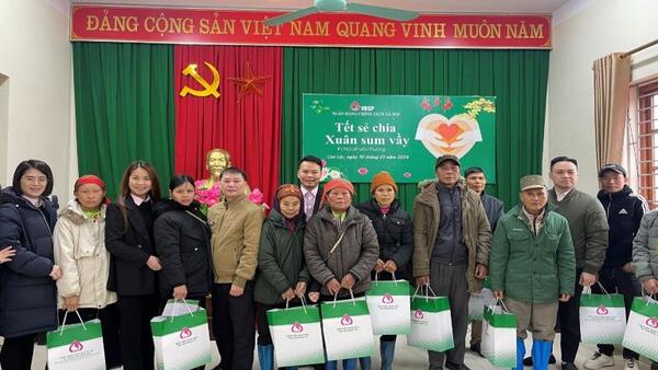 Phòng giao dịch Ngân hàng chính sách xã hội huyện tặng quà tết cho các hộ nghèo