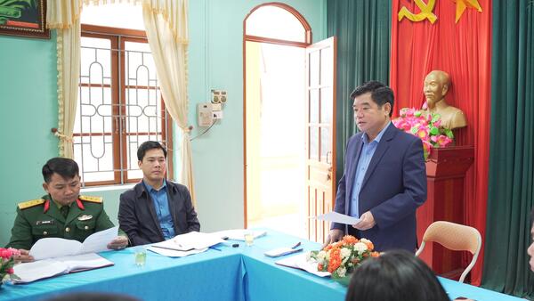 Đồng chí Lê Trí Thức, Bí thư Huyện ủy làm việc với Đảng ủy xã Cao Lâu