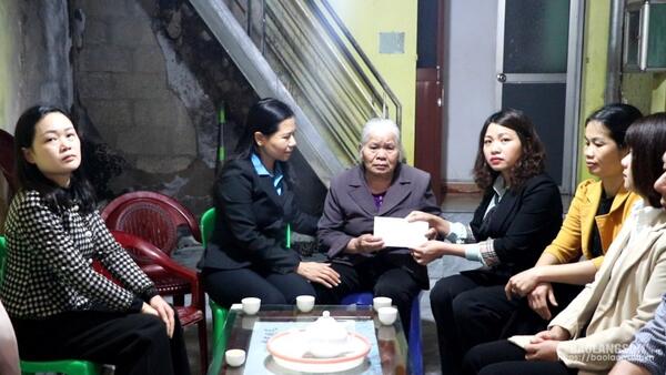 Cao Lộc: Trao tiền hỗ trợ cho gia đình bị cháy nhà