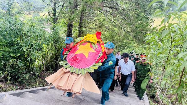 Lễ dâng hương tại Nhà bia tưởng niệm các Liệt sĩ và tổ chức thăm, tặng quà các gia đình thân nhân liệt sĩ