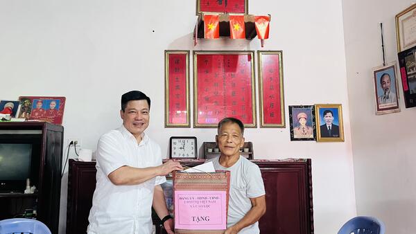 Xã Cao Lộc tổ chức thăm, tặng quà các gia đình chính sách Người có công và thân nhân liệt sĩ đang hưởng trợ cấp hàng tháng trên địa bàn xã