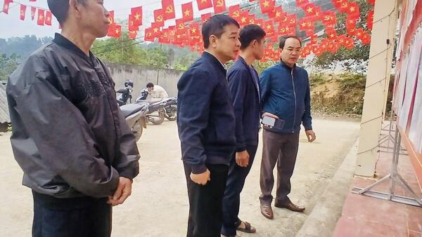 Đoàn kiểm tra số 2 của UBBC xã Cao Lộc kiểm tra công tác chuẩn bị bầu cử tại các thôn