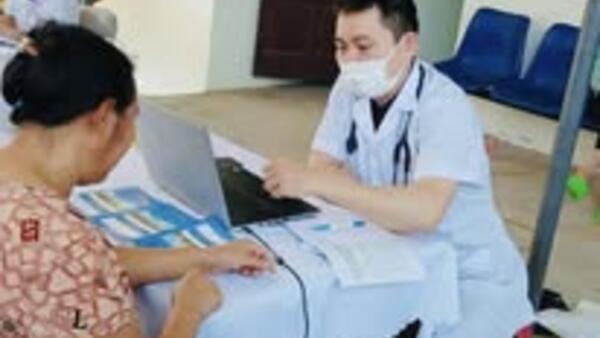 Khám, tư vấn sức khỏe miễn phí cho người dân tại điểm trạm Thạch Đạn