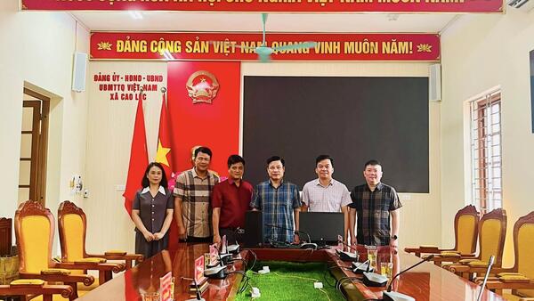 Ban VH-XH, HĐND tỉnh trao tặng 05 bộ máy tính cho xã Cao Lộc