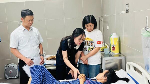 Lãnh đạo UBND xã Cao Lộc thăm, tặng quà cho gia đình em Hứa Văn Thọ
