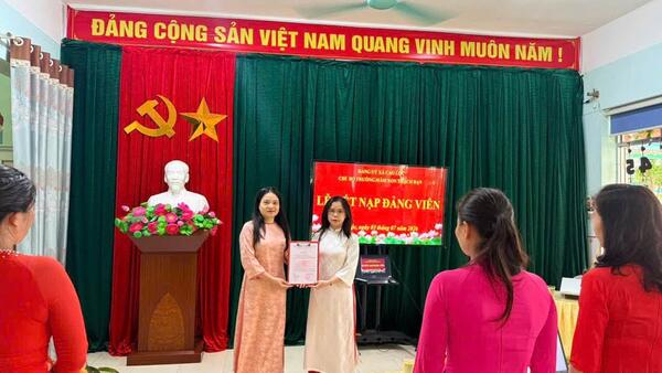 Chi bộ Trường Mầm non Thạch Đạn tổ chức sinh hoạt chi bộ và Lễ kết nạp Đảng viên