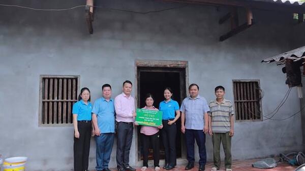 Phòng Giao dịch NHCSXH huyện đồng hành cùng Hội LHPN huyện và Đồn Biên phòng trao kinh phí hỗ trợ nhà ở tại xã Bảo Lâm, huyện Cao Lộc