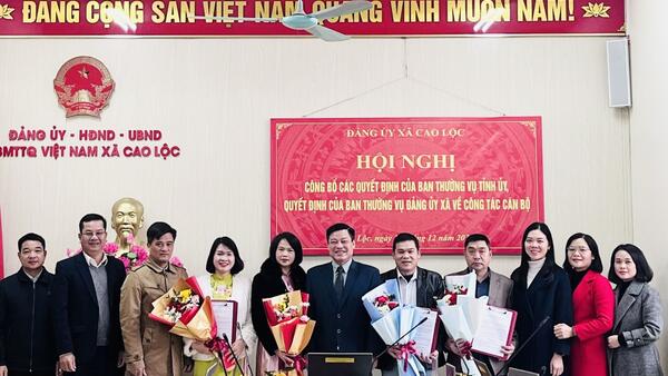 Hội nghị công bố quyết định của Ban Thường vụ Tỉnh uỷ, quyết định của Ban Thường vụ Đảng ủy xã về công tác cán bộ