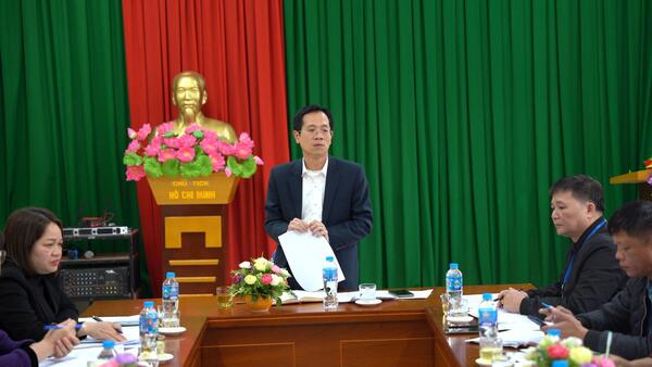 Đồng chí Nguyễn Duy Anh, Chủ tịch UBND huyện làm việc với Đảng ủy xã Lộc Yên