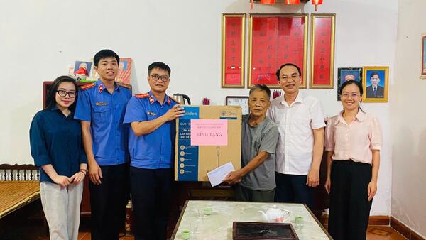 Đoàn tặng quà Viện Kiểm sát nhân dân khu vực 1 - Lạng Sơn đến thăm và tặng quà Người có công và thân nhân liệt sĩ trên địa bàn xã Cao Lộc