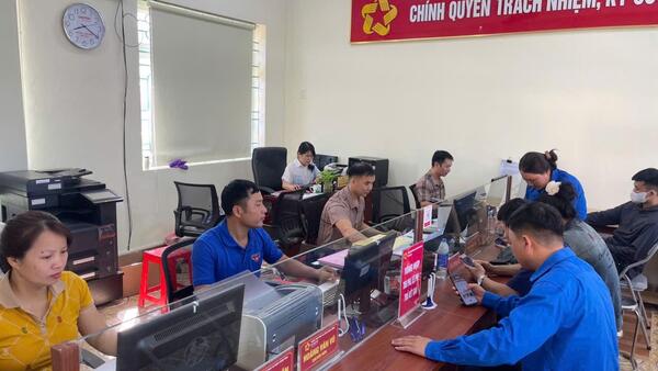Tuổi trẻ xã Cao Lộc đồng hành cùng người dân tại Trung tâm Phục vụ hành chính công xã Cao Lộc