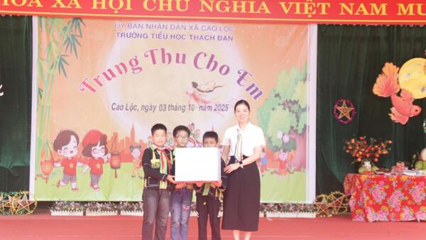Lãnh đạo xã thăm, tặng quà Tết Trung thu tại các trường học trên địa bàn xã