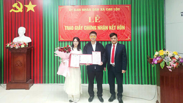 Xã Cao Lộc tổ chức Lễ trao Giấy chứng nhận kết hôn có yếu tố nước ngoài